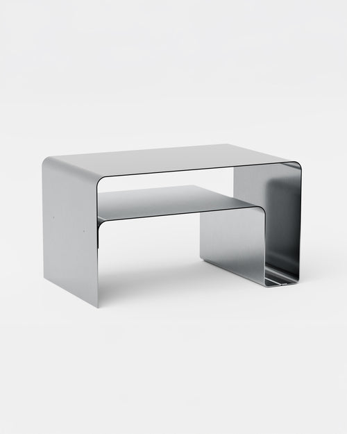 Sofabord med hylde i metal. Moderne sofabord i aluminium med opbevaring.