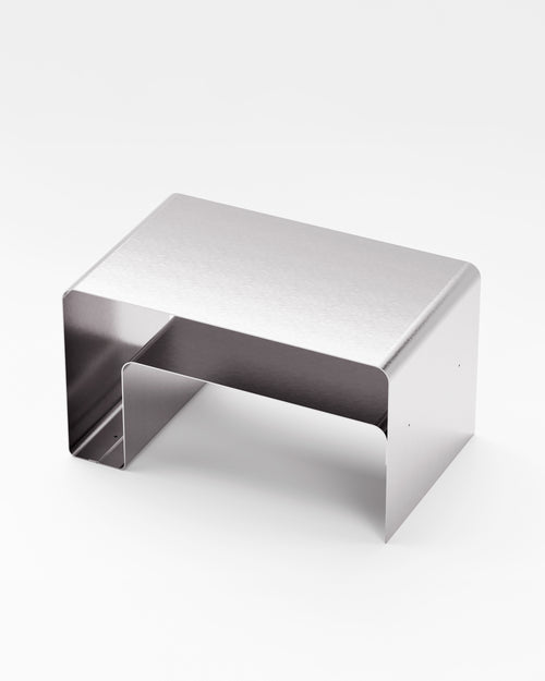 stort sofabord i stål eller aluminium med integreret hylde