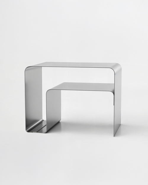 Lækkert sofabord i aluminium med opbevaring. Lille sofabord i metal med hylde.