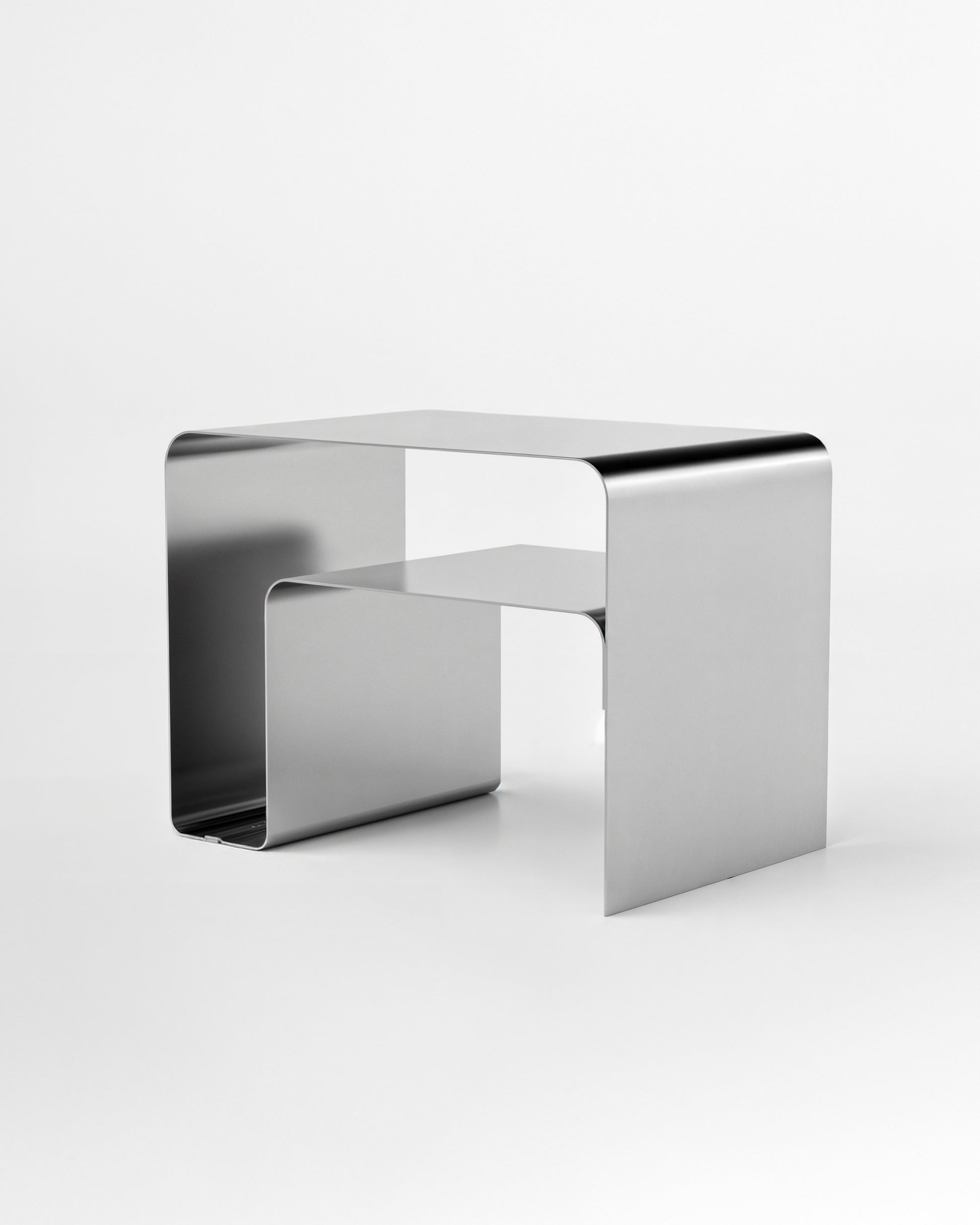 Sofabord med hylde, let aluminiumskonstruktion. Organiserende sofabord i metal med opbevaring.
