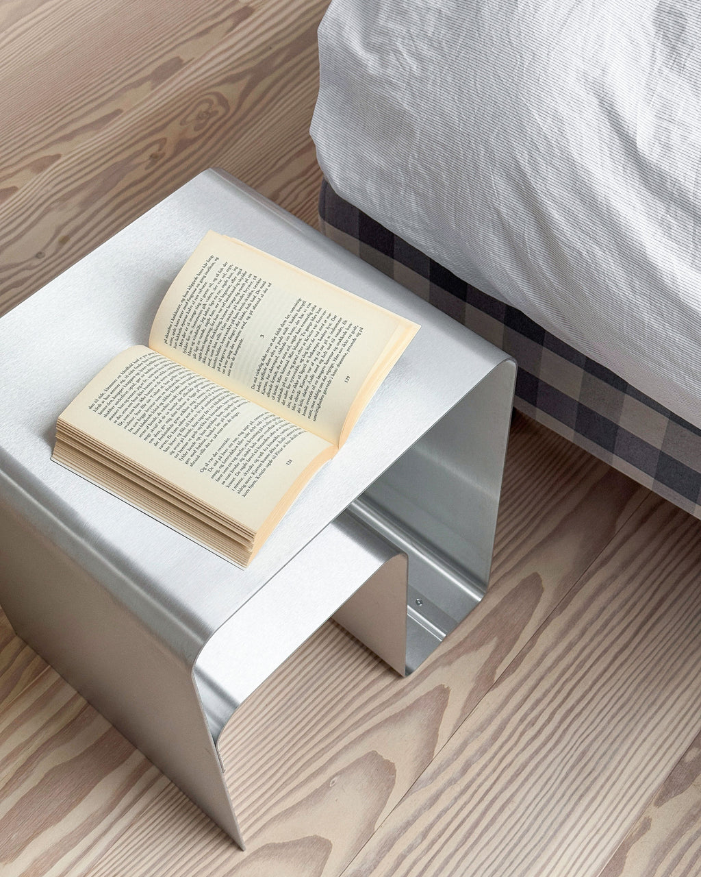 Lille sidebord i metal med hylde – perfekt kombination af design og praktisk opbevaring. Sidebord til sofa i stål-look, designet til både opbevaring og stil.