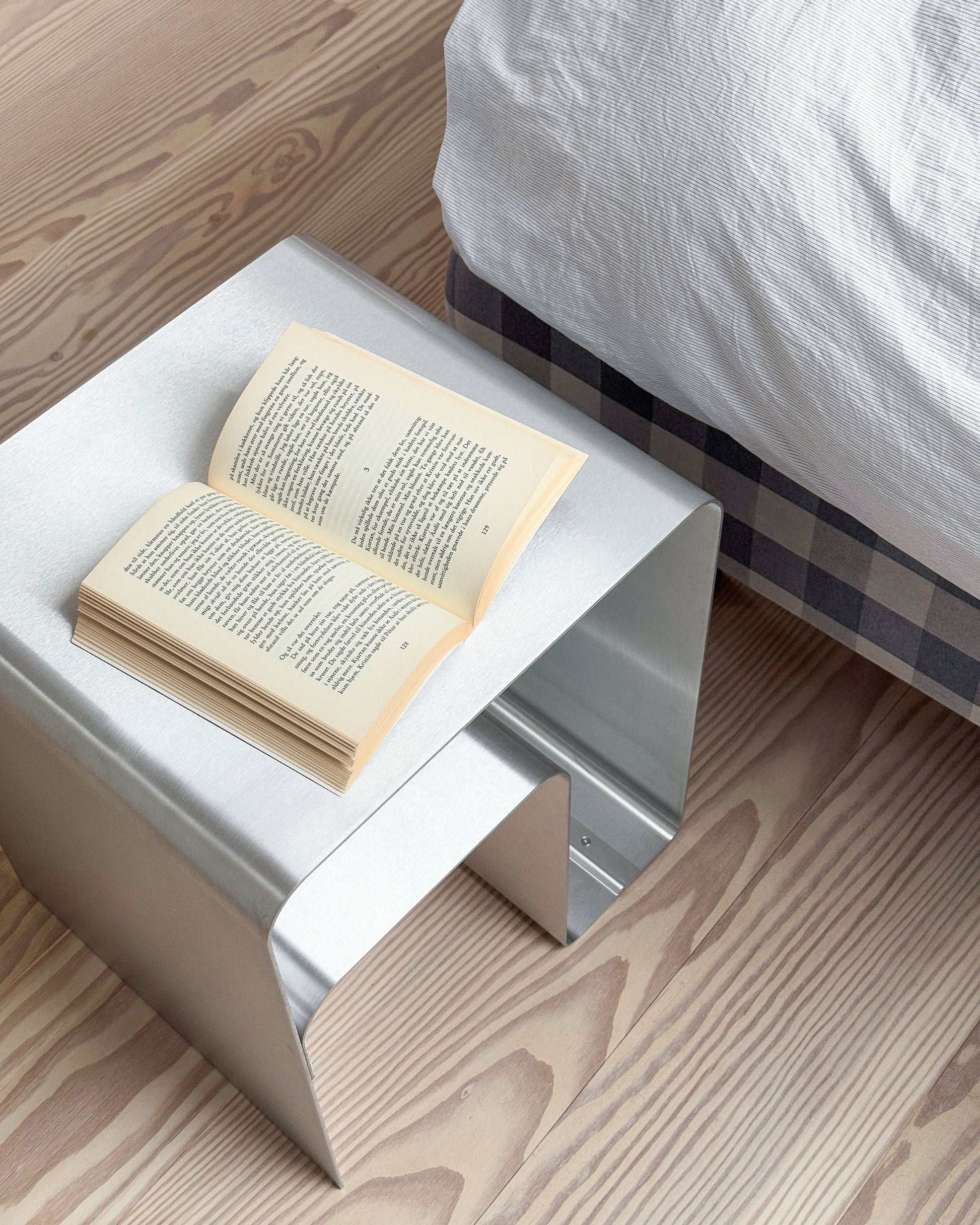 Lille sidebord i metal med hylde – perfekt kombination af design og praktisk opbevaring. Sidebord til sofa i stål-look, designet til både opbevaring og stil.