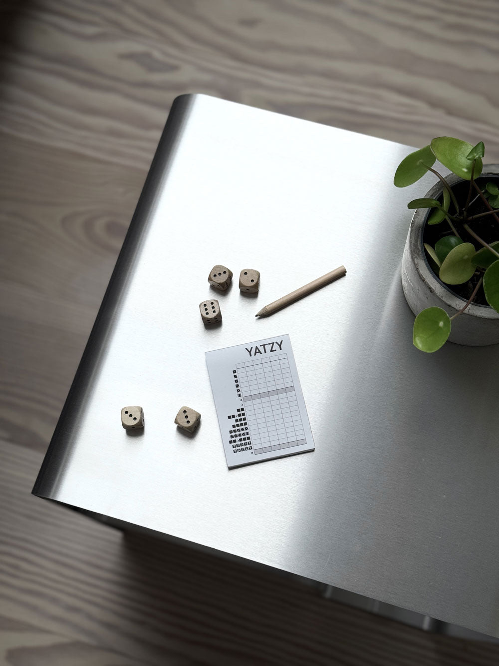 Elegant sidebord i børstet stål-look med skjult opbevaringsfunktion. Sidebord i aluminium med hylde – ideelt til fjernbetjening og magasiner.