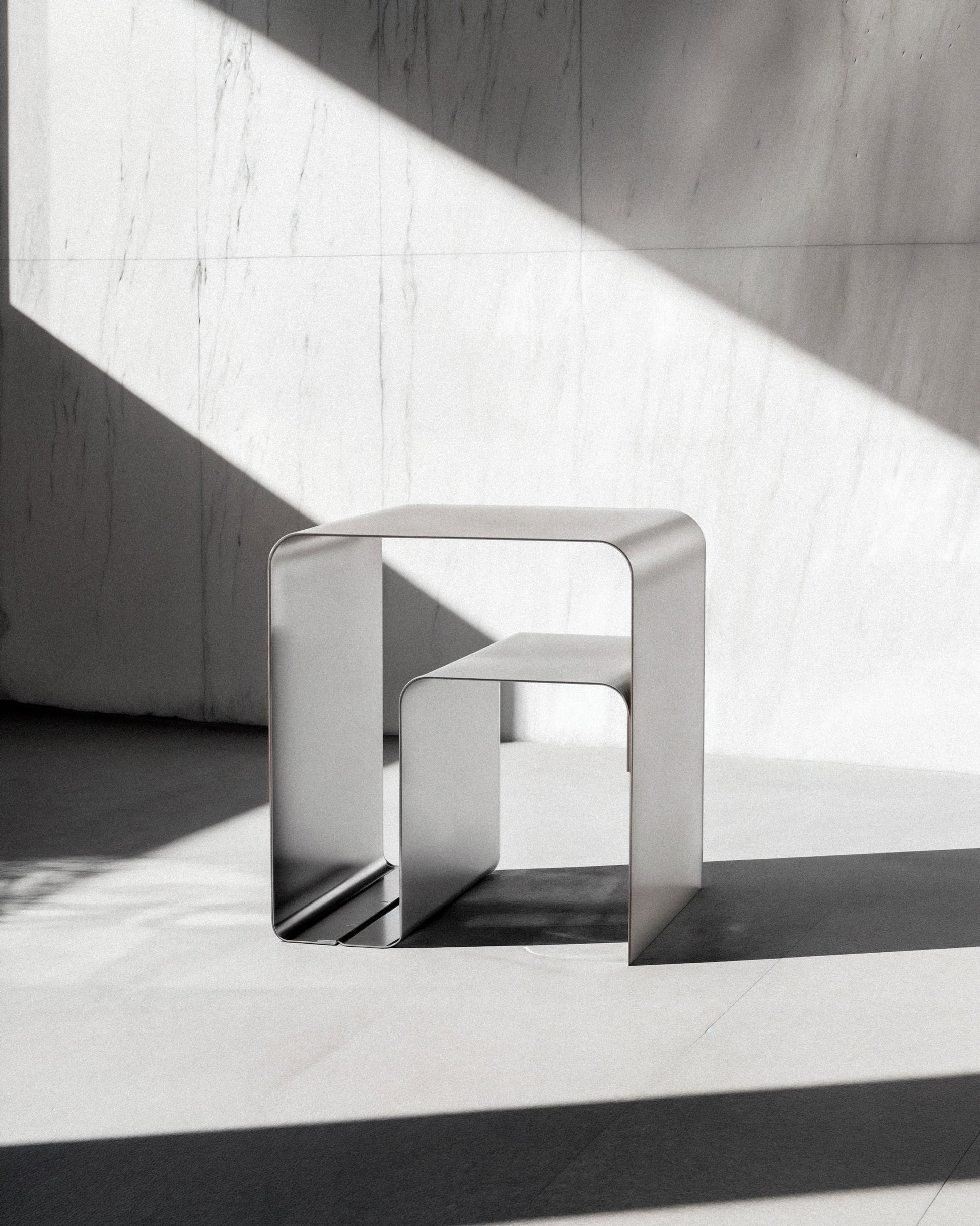 Sidebord i børstet aluminium – tidløst alternativ til hvide og sorte sideborde. Design sidebord i børstet metal fra Rau Studio med integreret hylde.