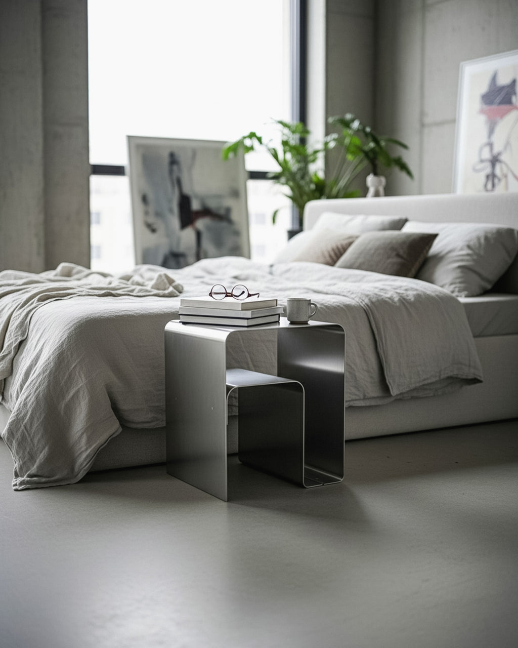 sengebord, natbord i stål eller aluminium med hylde til bøger og briller