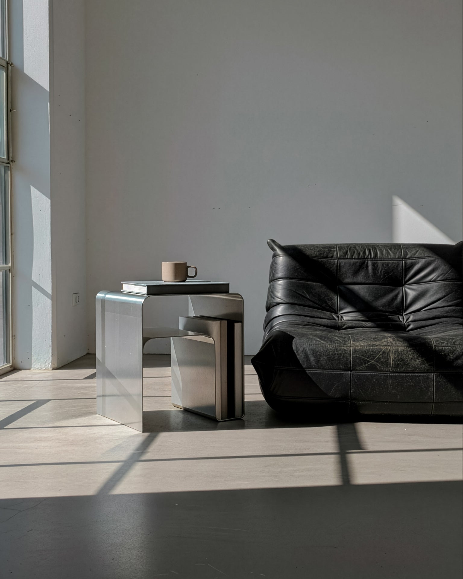 sidebord eller lille sofabord med integreret hylde til bøger