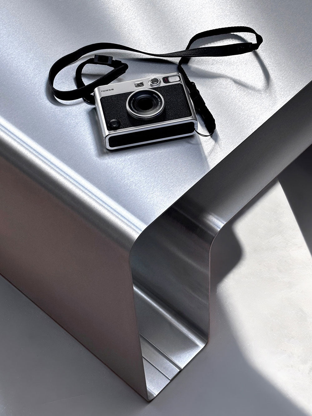 Aluminium sofabord med integreret opbevaring. Sofabord med opbevaringsrum under pladen.