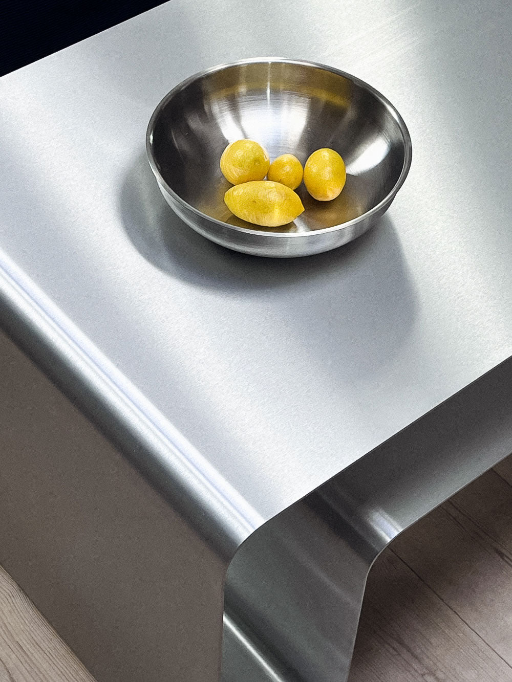 Sofabord med hylde og ren linje. Sofabord med robust metalhylde.