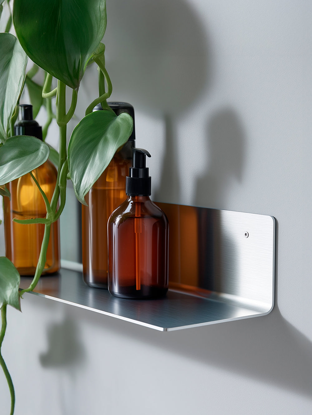 metal hylde til badeværelse. svævende hylde til badeværelset.