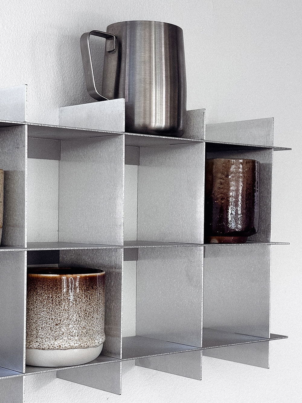 Aluminiumshylde med rum – elegant og funktionel til kopper og nips. Moderne væghængt hylde med rum – perfekt til køkken og kaffeopbevaring.