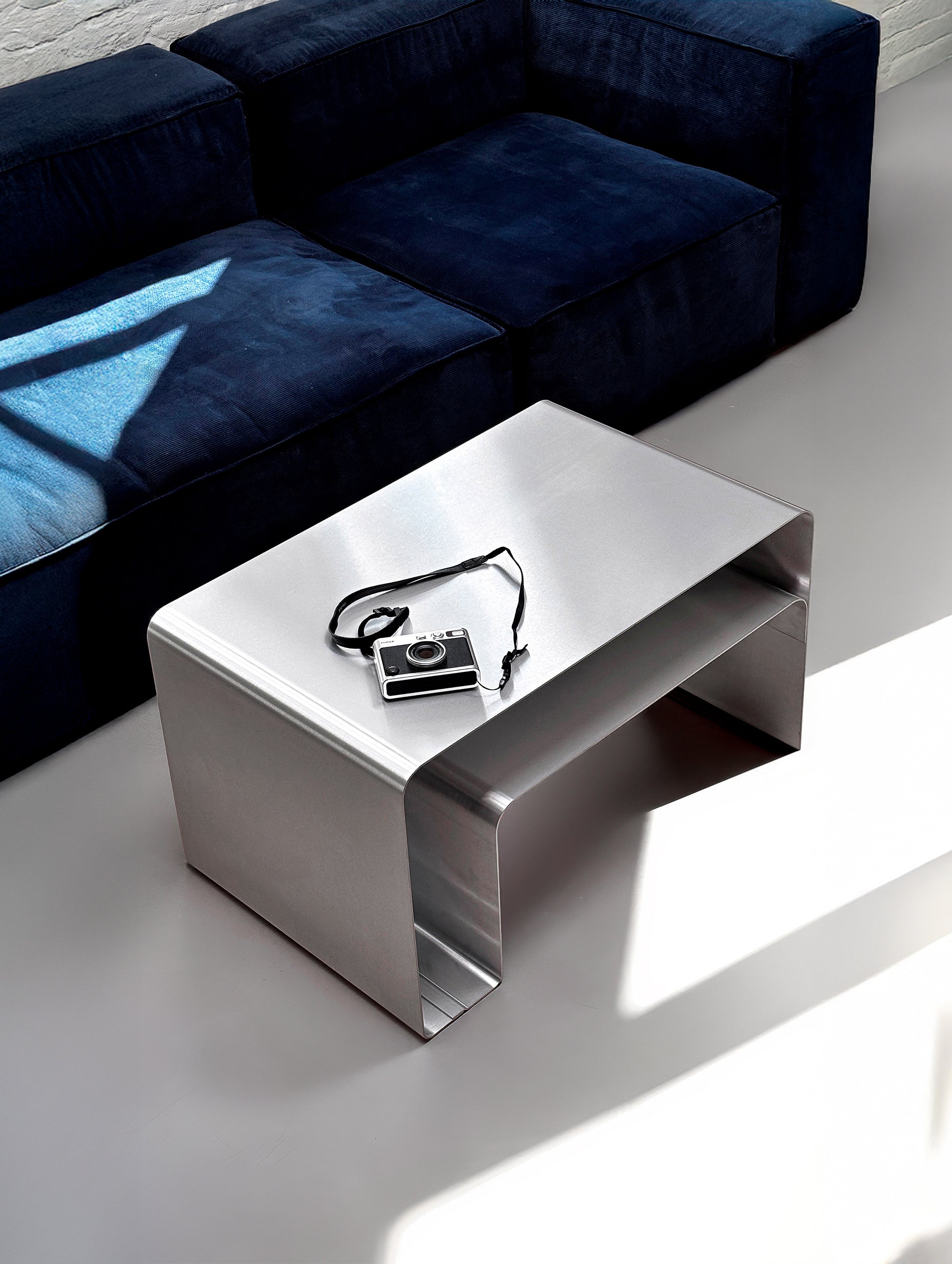 Minimalistisk sofabord med underhylde. Holdbart metal sofabord med hylde.