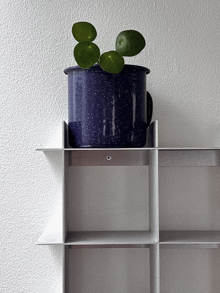 KOBA01 - hylde, kophylde og sættekasse i børstet aluminium med stålfinish, ideel til køkken, stue eller kontorindretning.